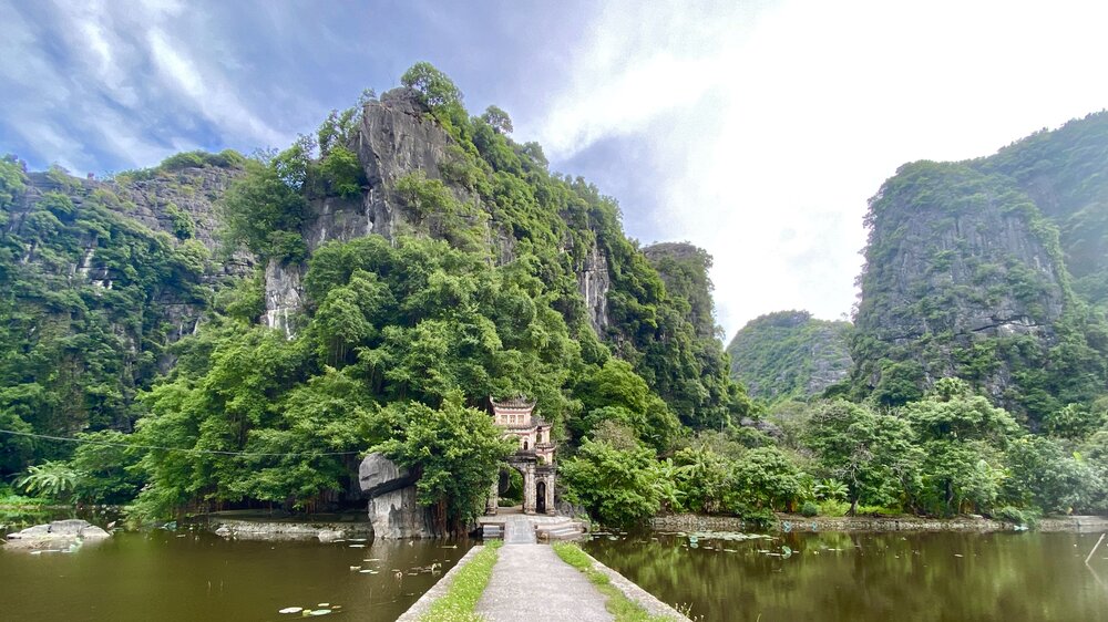 oai linh chua bich dong ngoi chua co cheo leo tren day truong yen 1 1640419257