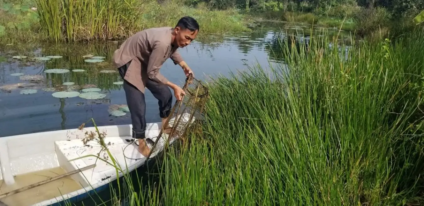 Tham quan Làng Nổi Tân Lập - Khu du lịch sinh thái đặc sắc miền Tây Nam Bộ 25 Câu cá trên Làng Nổi Tân Lập