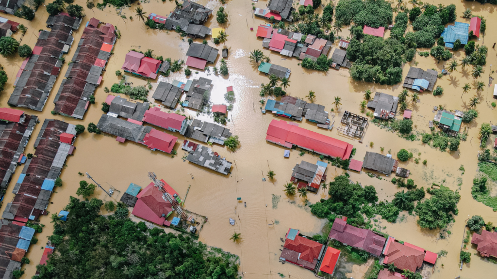 Net Zero: Giải pháp giảm phát thải carbon cho môi trường bền vững 13 Biến đổi khí hậu gây ra những thiệt hại nặng nề về người và của