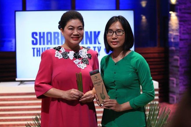 Shark Liên nhận được cái gật đầu của CEO Nguyên Võ để đầu tư vốn cho Green Joy Straw. Shark Liên nhận được cái gật đầu của CEO Nguyên Võ để đầu tư vốn cho Green Joy Straw.